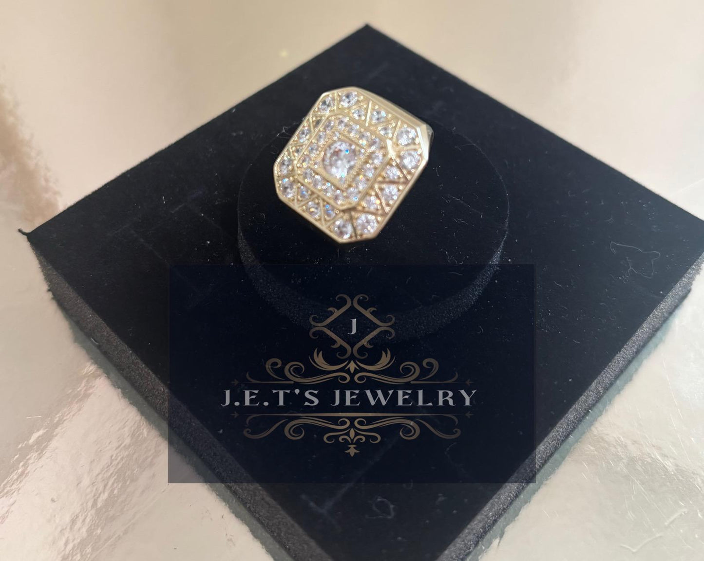 J.E.T'S JEWELRY Gold Ring with Brilliant Stone