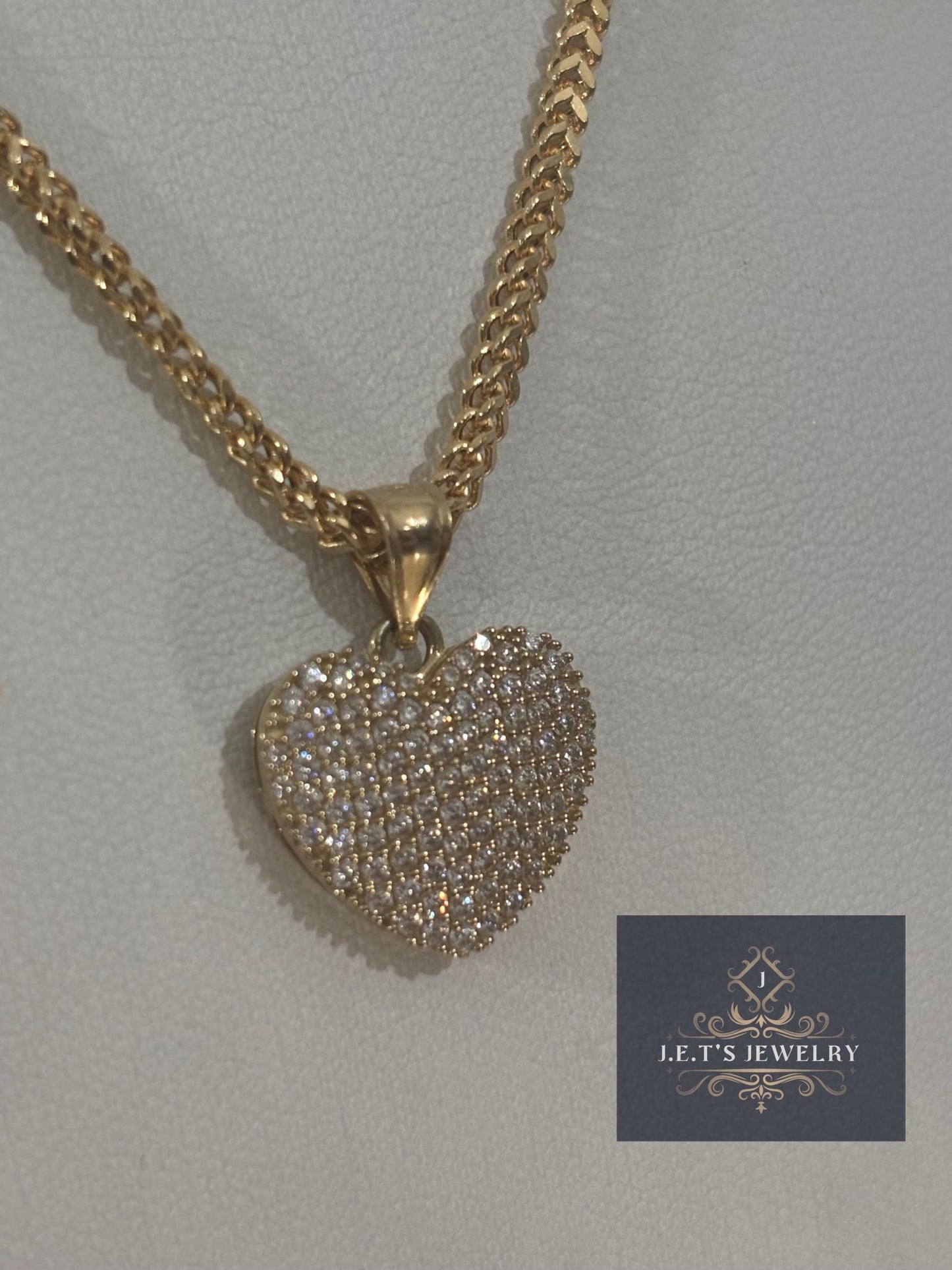 J.E.T'S JEWELRY Gold Necklace with Pendant